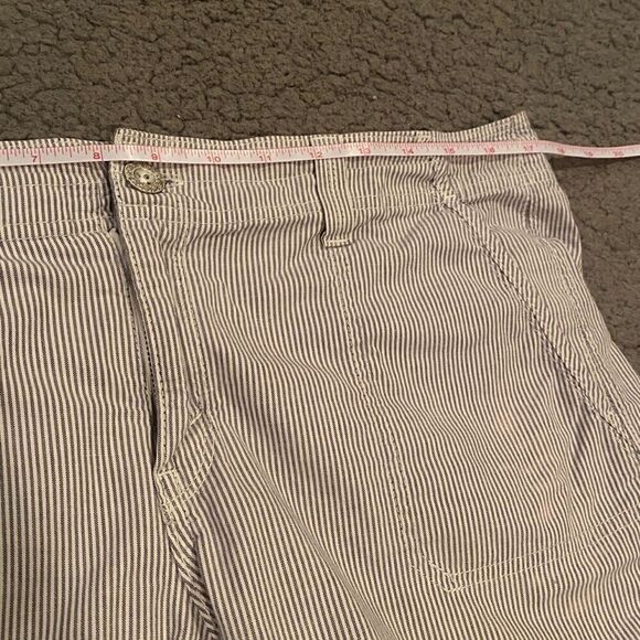 Levi’s Strip Shorts - Picture 11 of 13